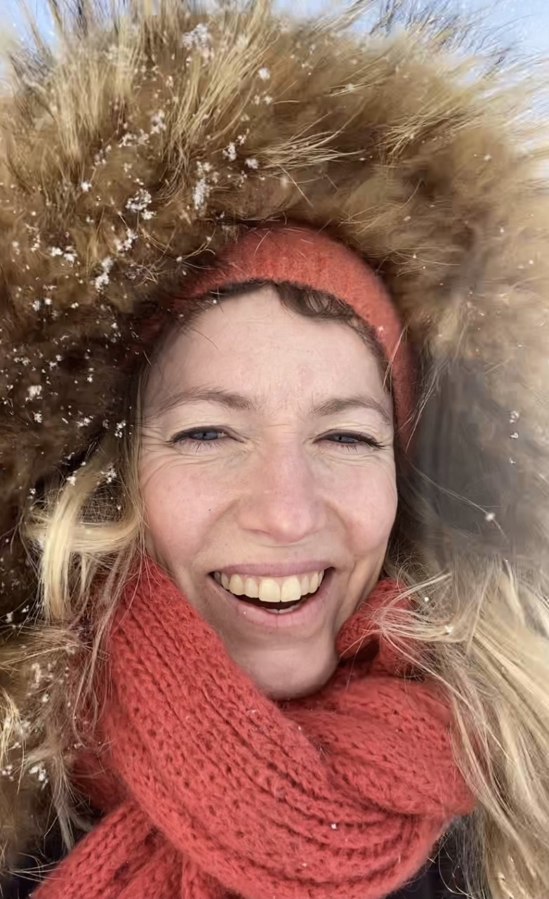 Portrett av Ida Solhaug. Ute, i vintervær med pelskrage med snø. 
